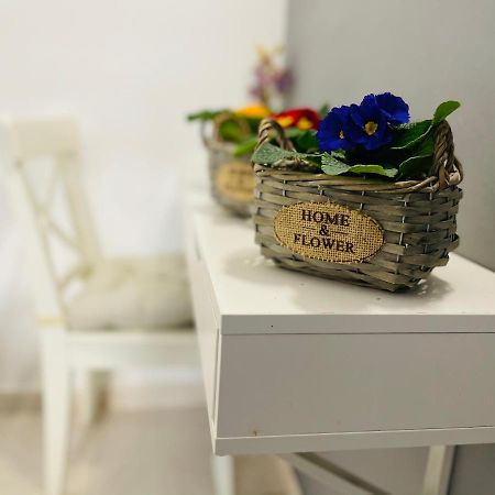 Hostal Lleida Barcelona Bagian luar foto