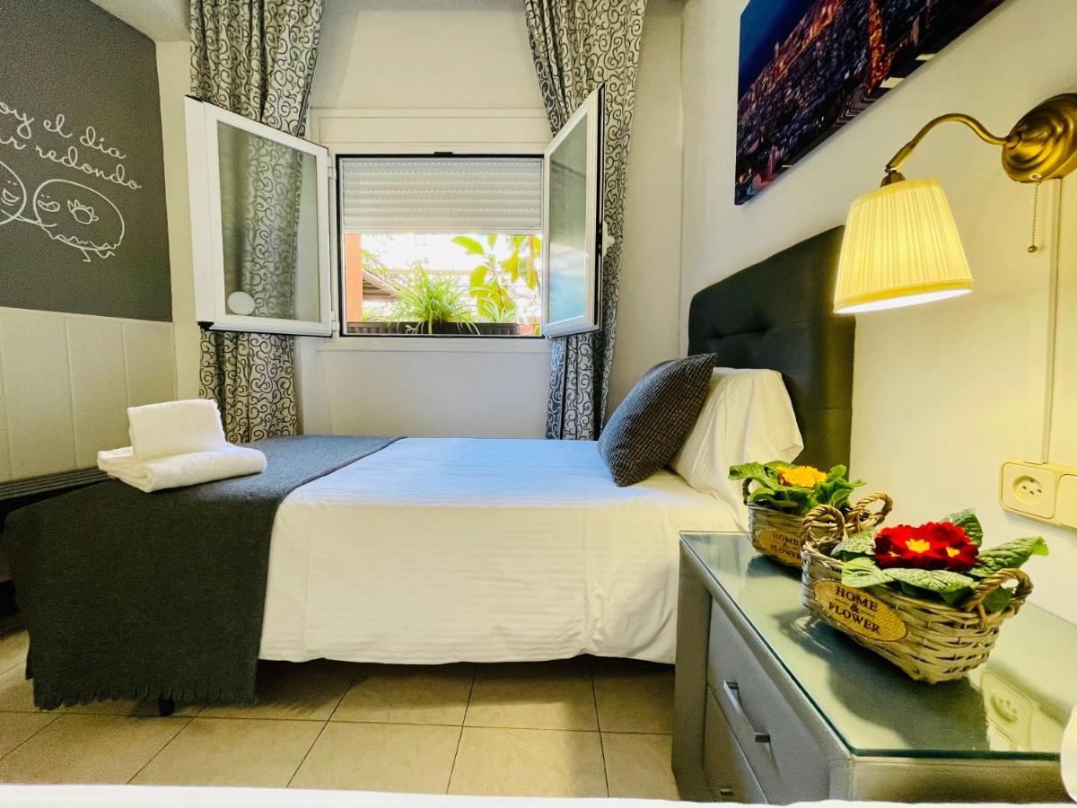 Hostal Lleida Barcelona Bagian luar foto