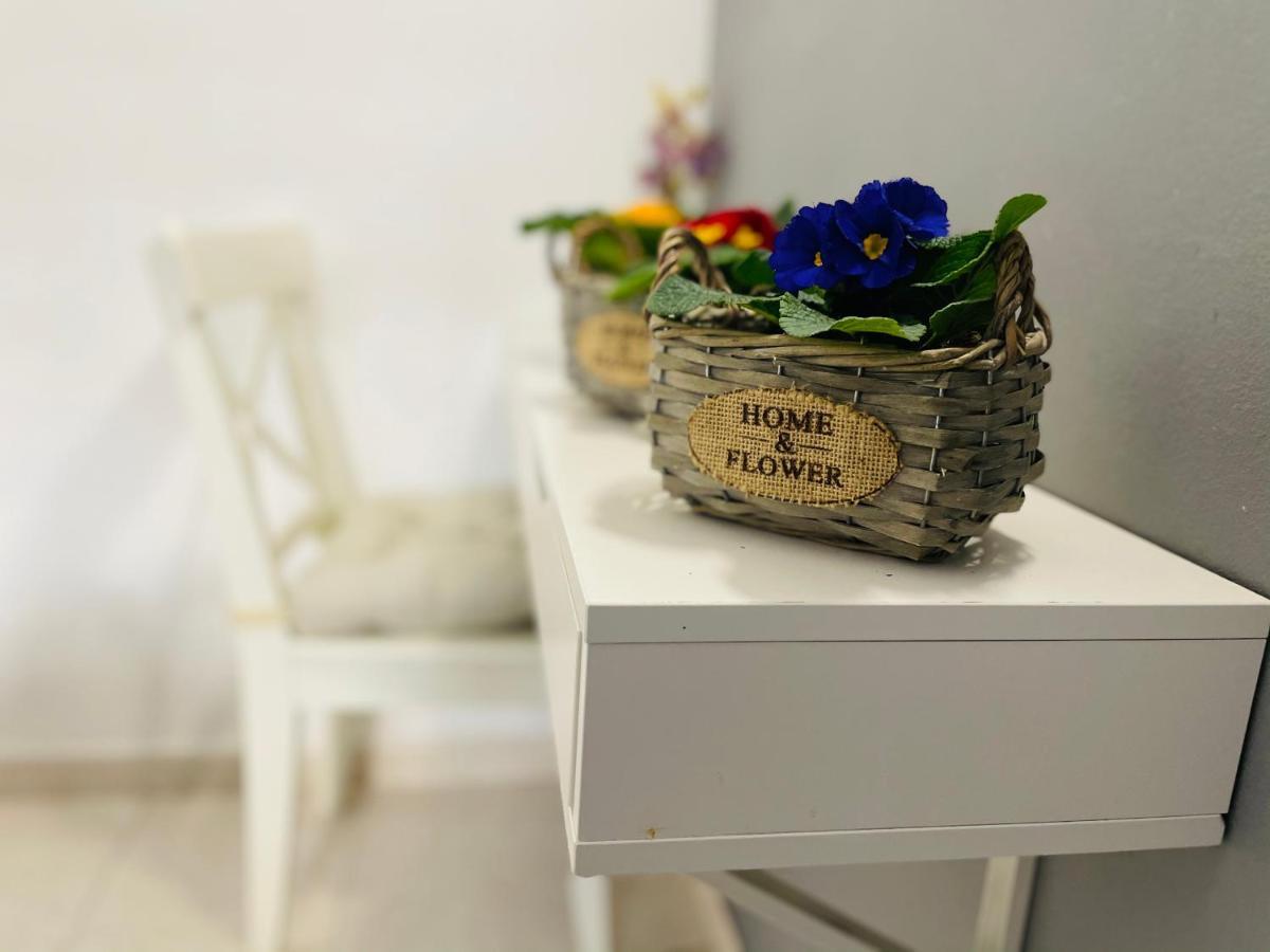 Hostal Lleida Barcelona Bagian luar foto