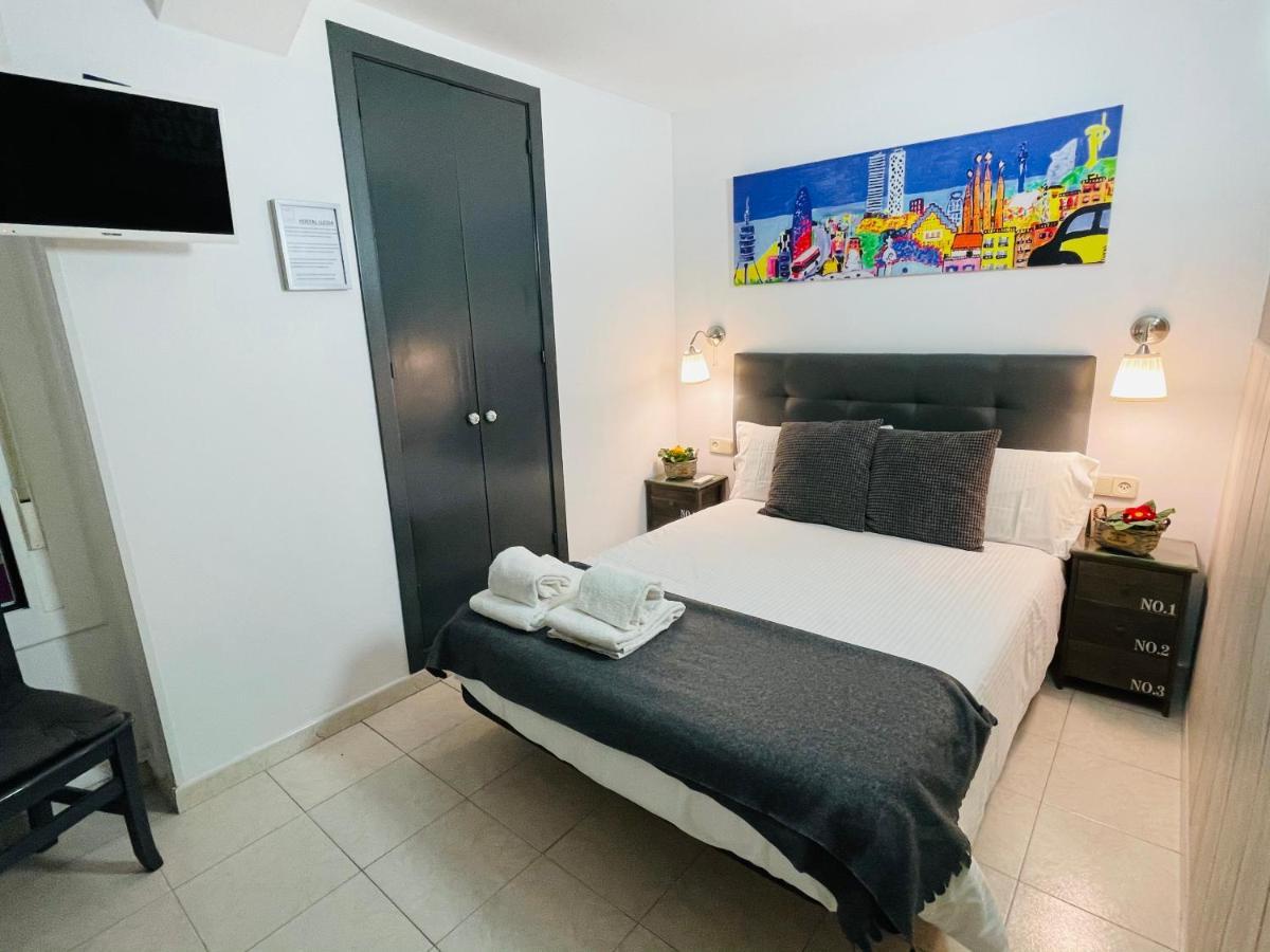 Hostal Lleida Barcelona Bagian luar foto