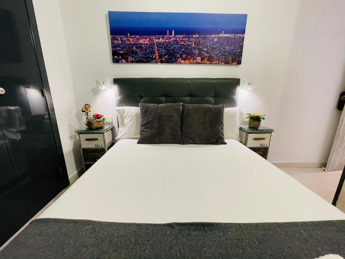 Hostal Lleida Barcelona Bagian luar foto