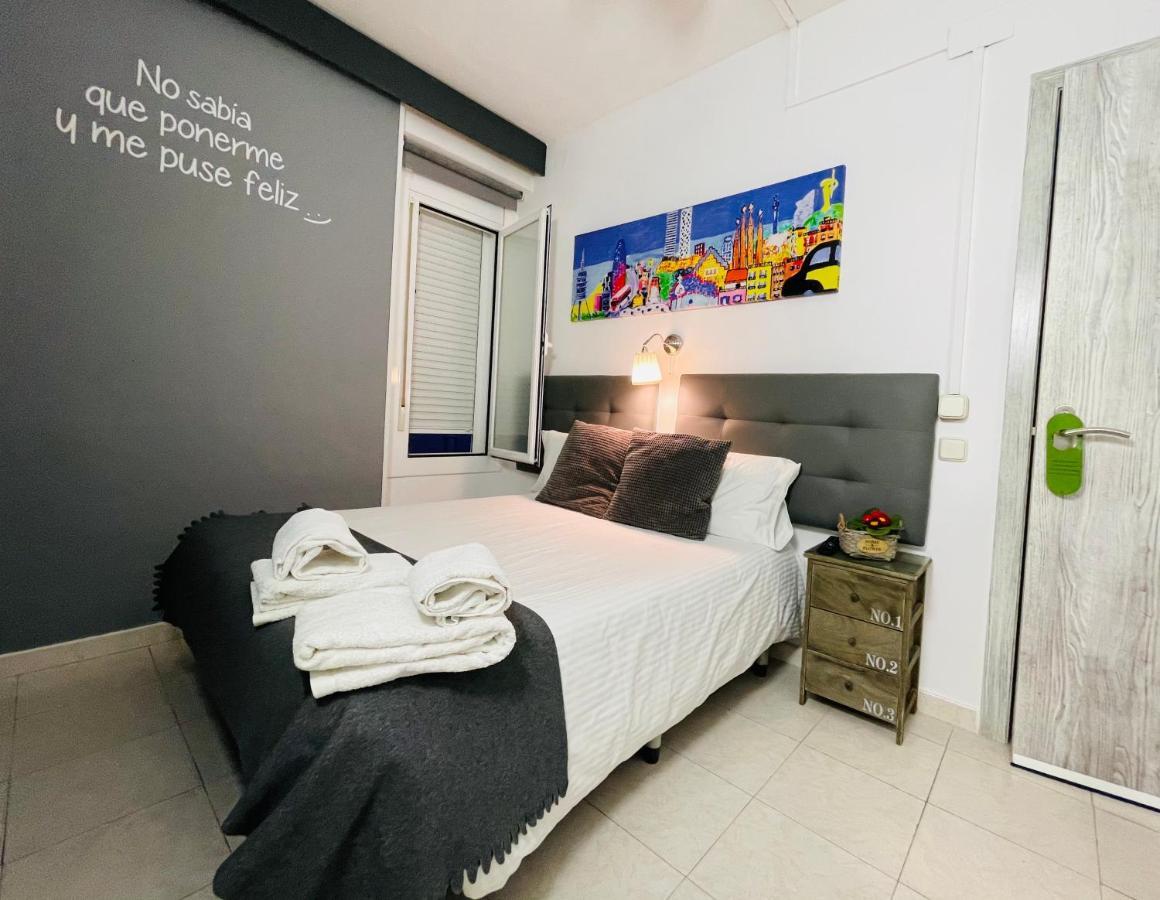 Hostal Lleida Barcelona Bagian luar foto