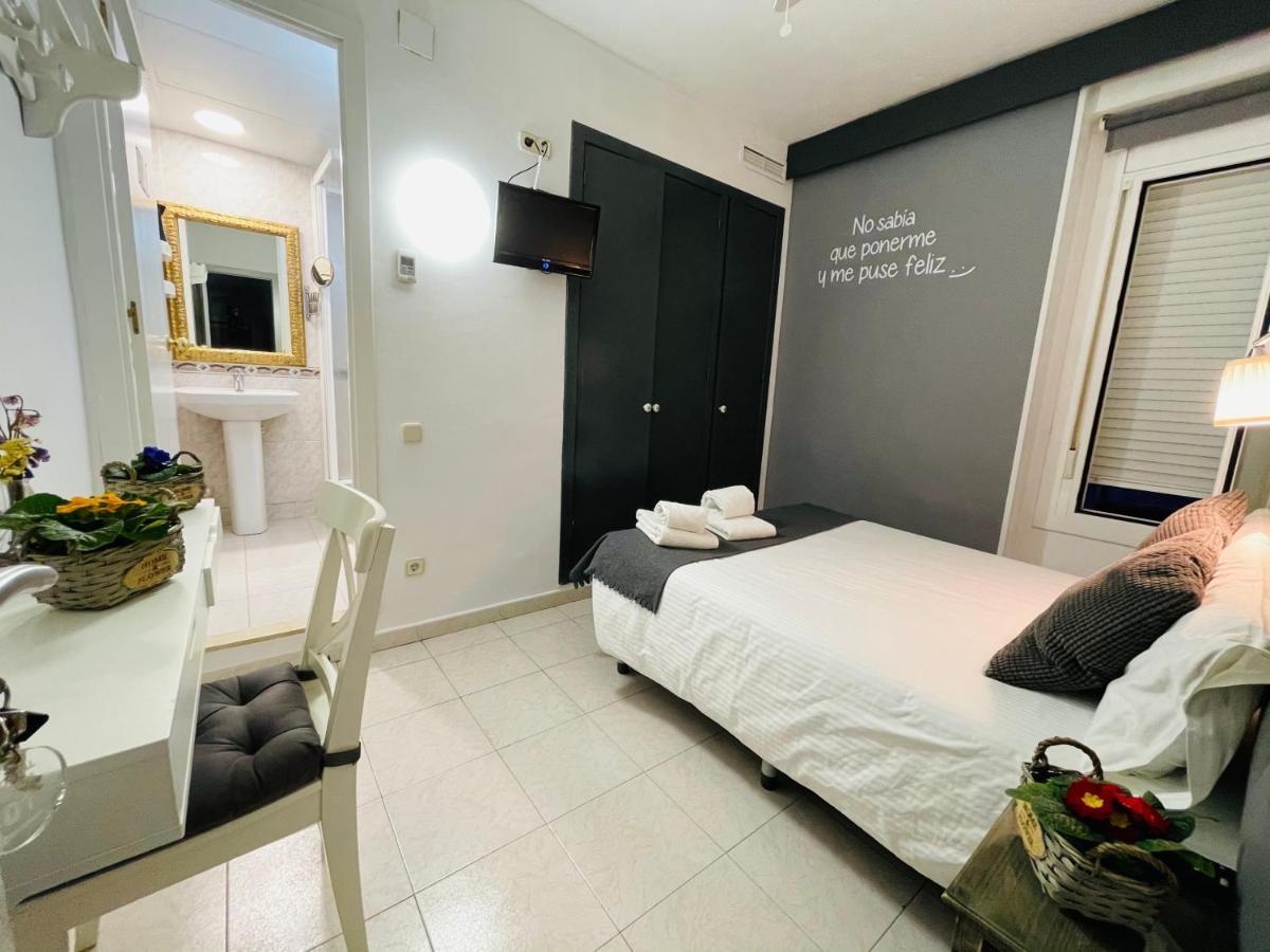 Hostal Lleida Barcelona Bagian luar foto