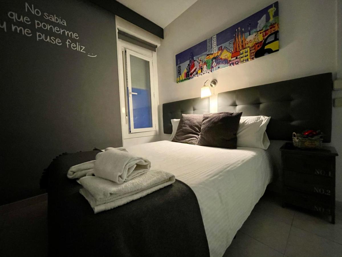 Hostal Lleida Barcelona Bagian luar foto