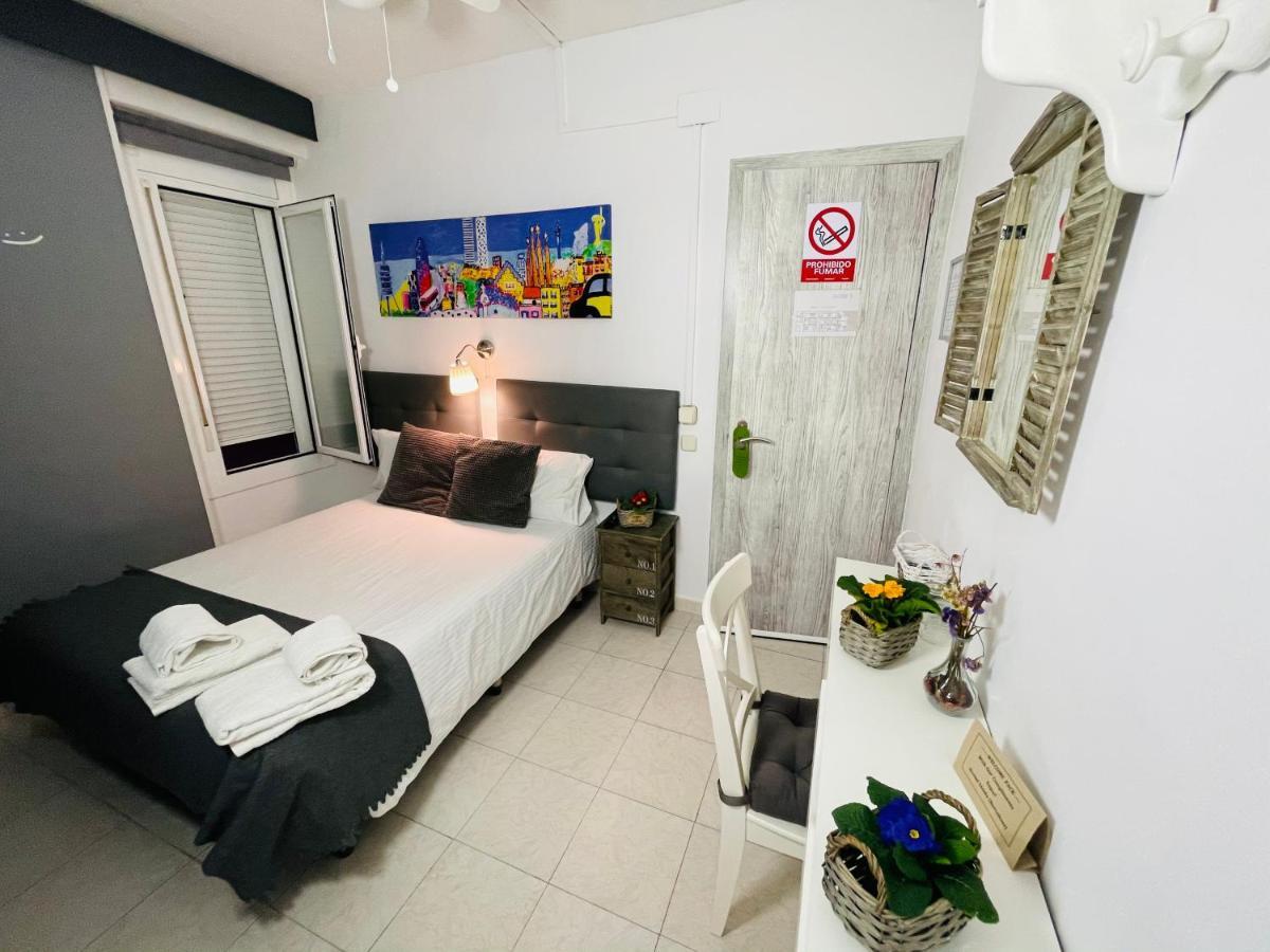 Hostal Lleida Barcelona Bagian luar foto