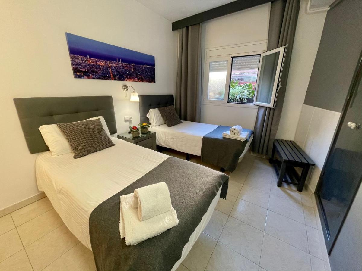 Hostal Lleida Barcelona Bagian luar foto