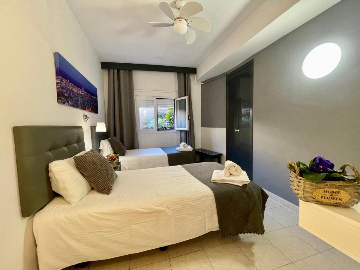 Hostal Lleida Barcelona Bagian luar foto