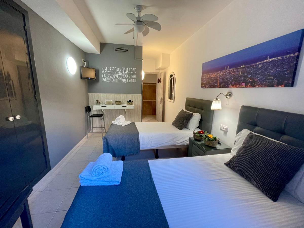Hostal Lleida Barcelona Bagian luar foto