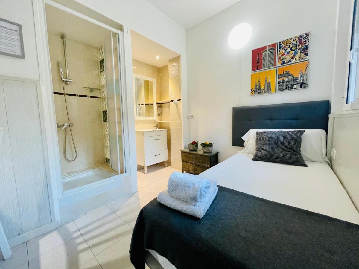 Hostal Lleida Barcelona Bagian luar foto