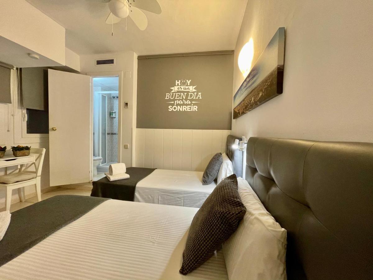 Hostal Lleida Barcelona Bagian luar foto