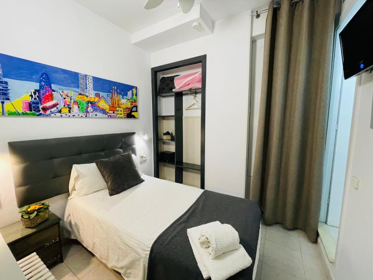 Hostal Lleida Barcelona Bagian luar foto