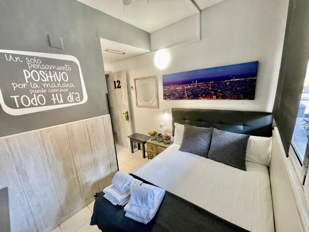Hostal Lleida Barcelona Bagian luar foto