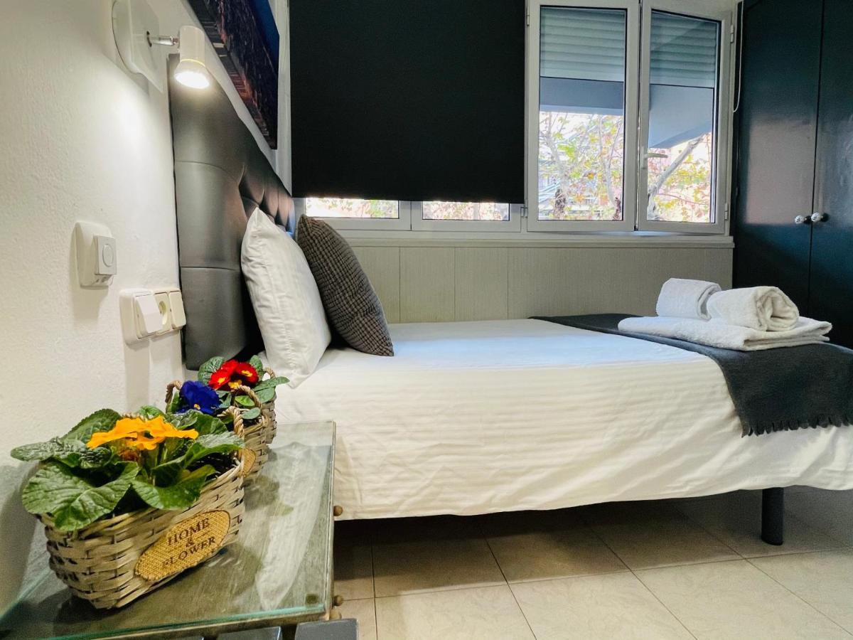 Hostal Lleida Barcelona Bagian luar foto