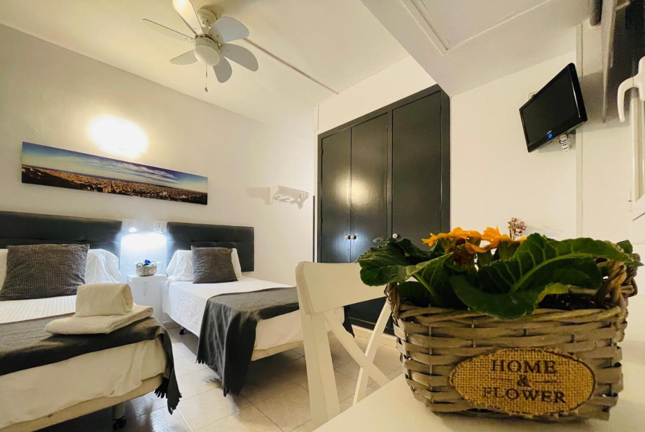 Hostal Lleida Barcelona Bagian luar foto