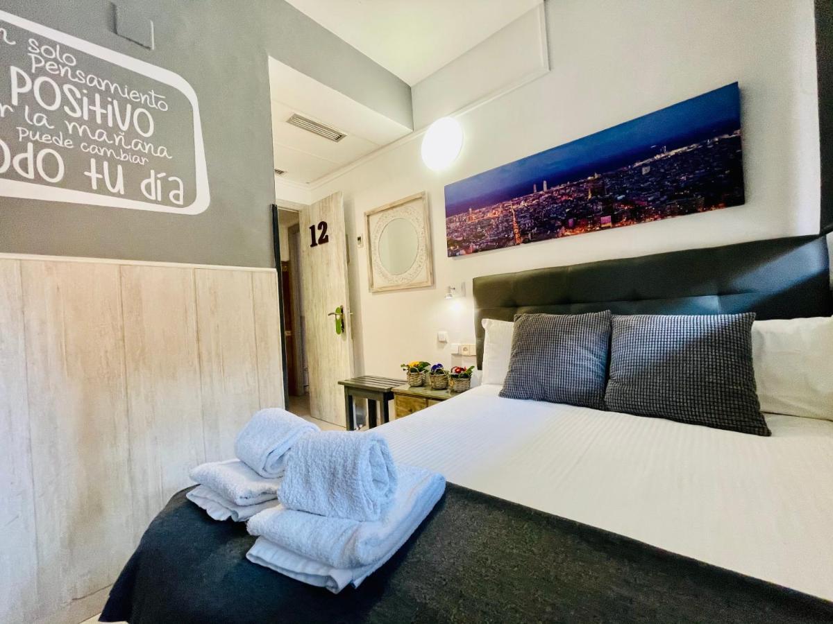 Hostal Lleida Barcelona Bagian luar foto