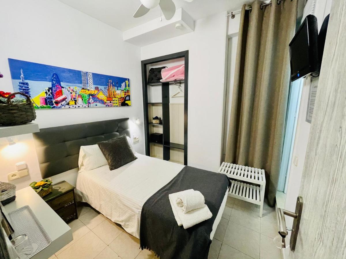 Hostal Lleida Barcelona Bagian luar foto