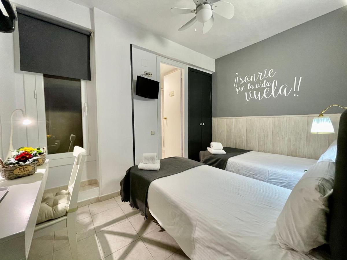 Hostal Lleida Barcelona Bagian luar foto