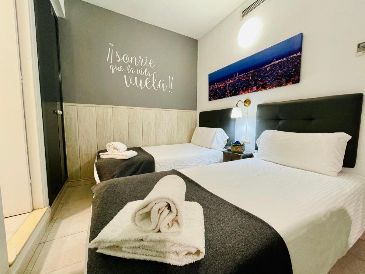 Hostal Lleida Barcelona Bagian luar foto