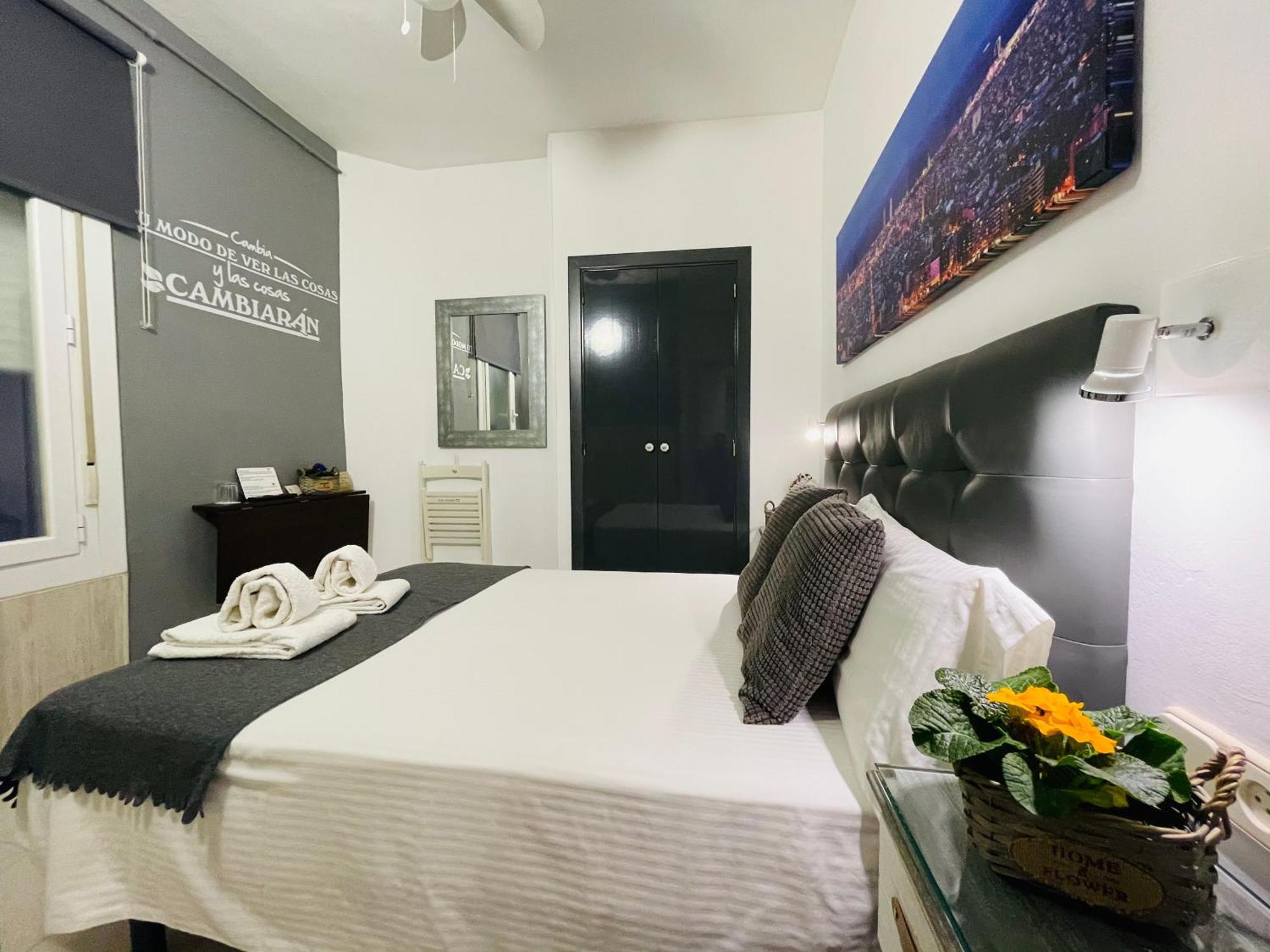 Hostal Lleida Barcelona Bagian luar foto