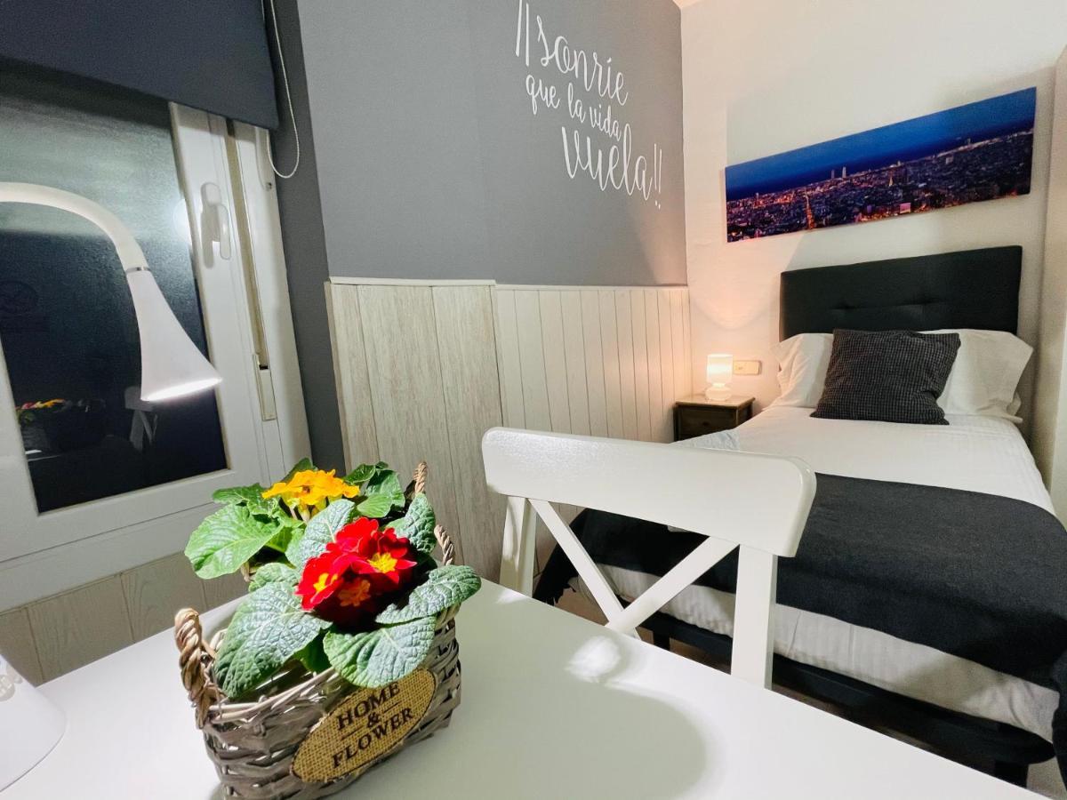 Hostal Lleida Barcelona Bagian luar foto