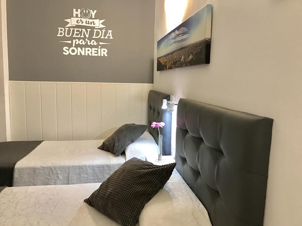 Hostal Lleida Barcelona Bagian luar foto