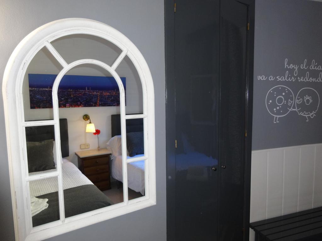Hostal Lleida Barcelona Bagian luar foto