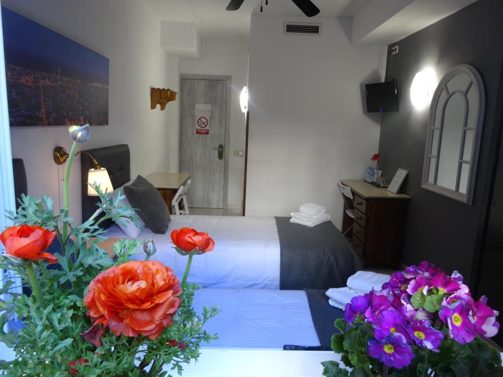 Hostal Lleida Barcelona Bagian luar foto