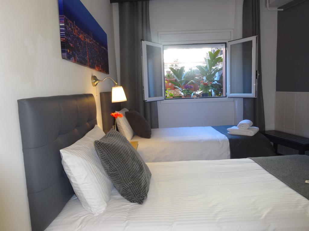 Hostal Lleida Barcelona Bagian luar foto