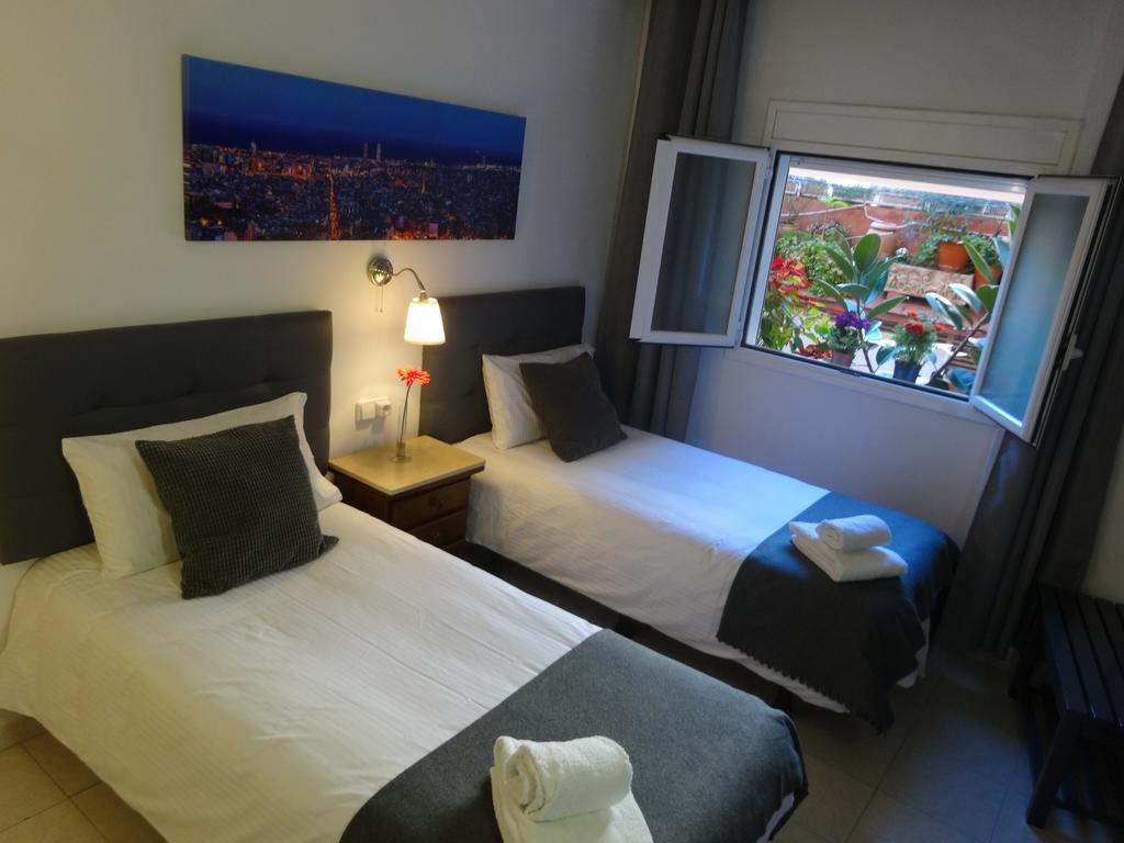 Hostal Lleida Barcelona Bagian luar foto