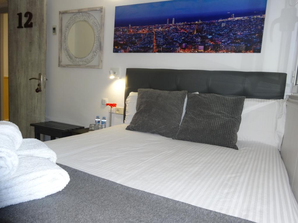 Hostal Lleida Barcelona Bagian luar foto