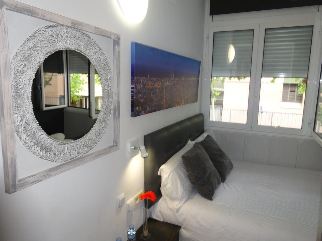 Hostal Lleida Barcelona Bagian luar foto