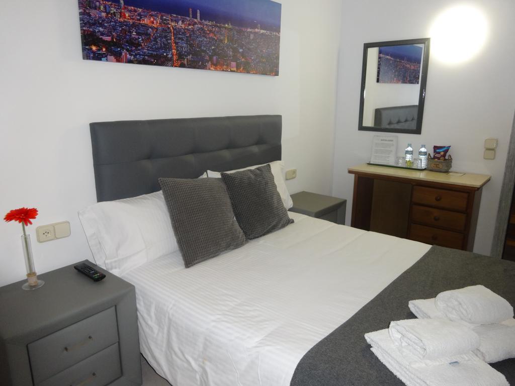 Hostal Lleida Barcelona Bagian luar foto