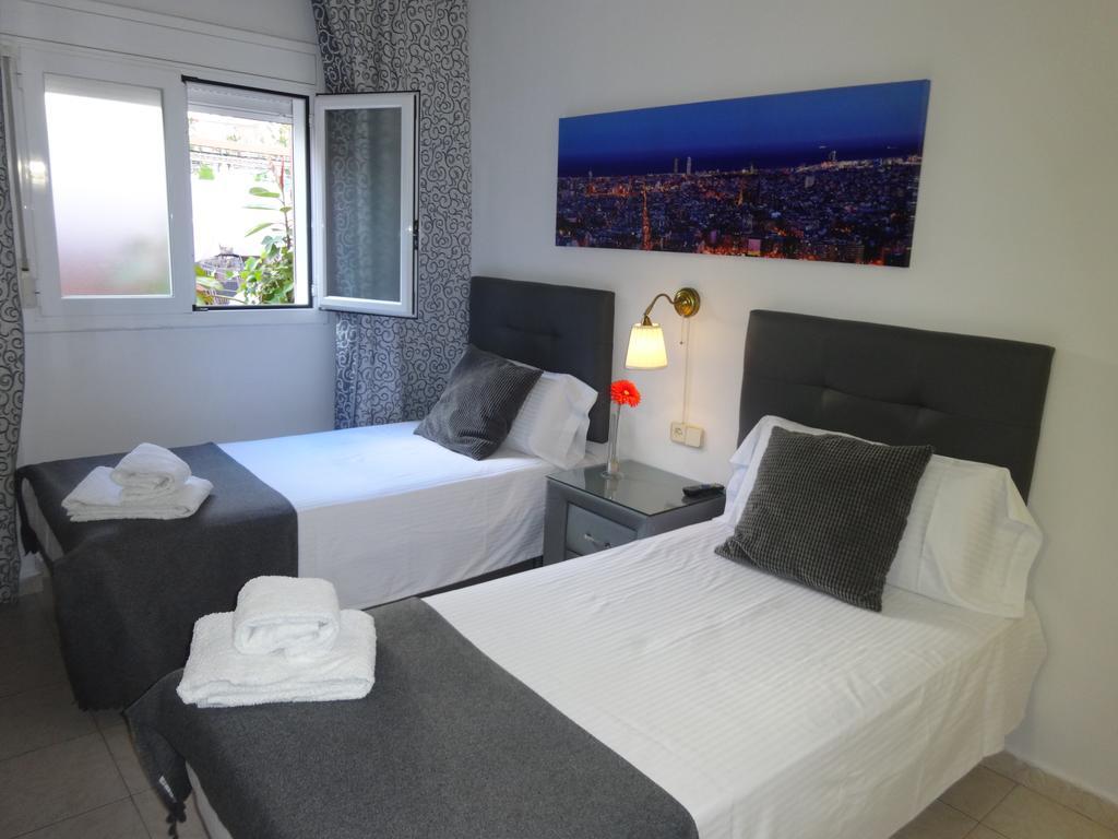 Hostal Lleida Barcelona Bagian luar foto