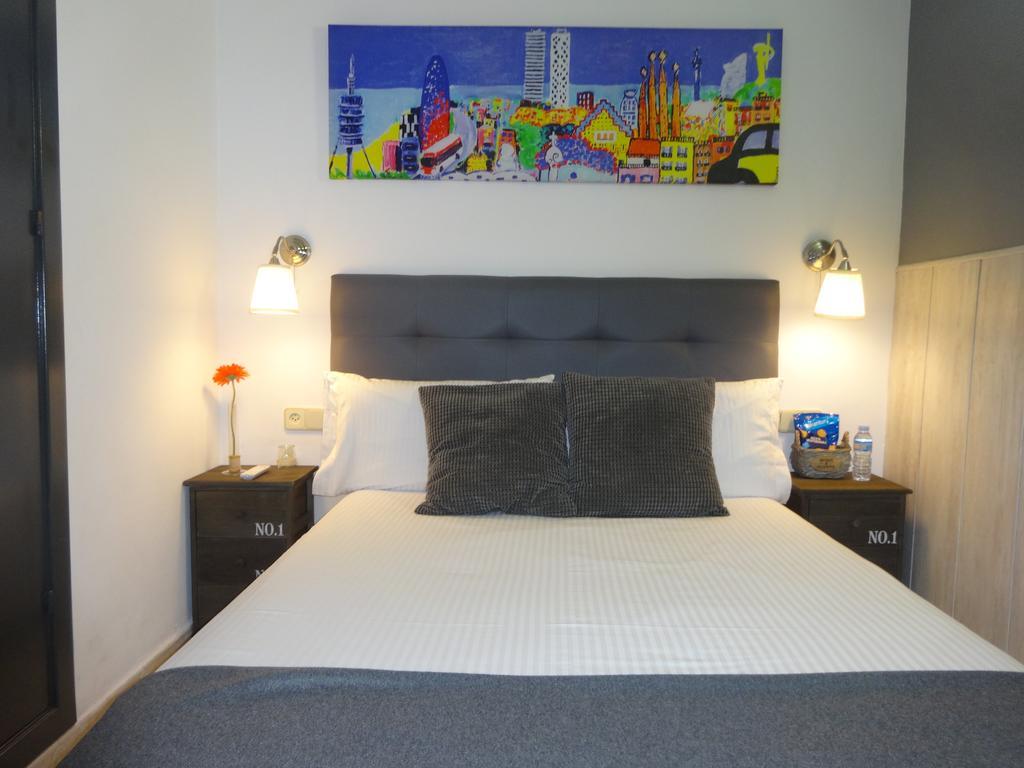 Hostal Lleida Barcelona Bagian luar foto