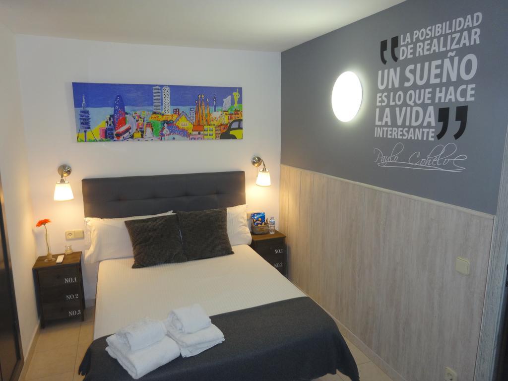 Hostal Lleida Barcelona Bagian luar foto