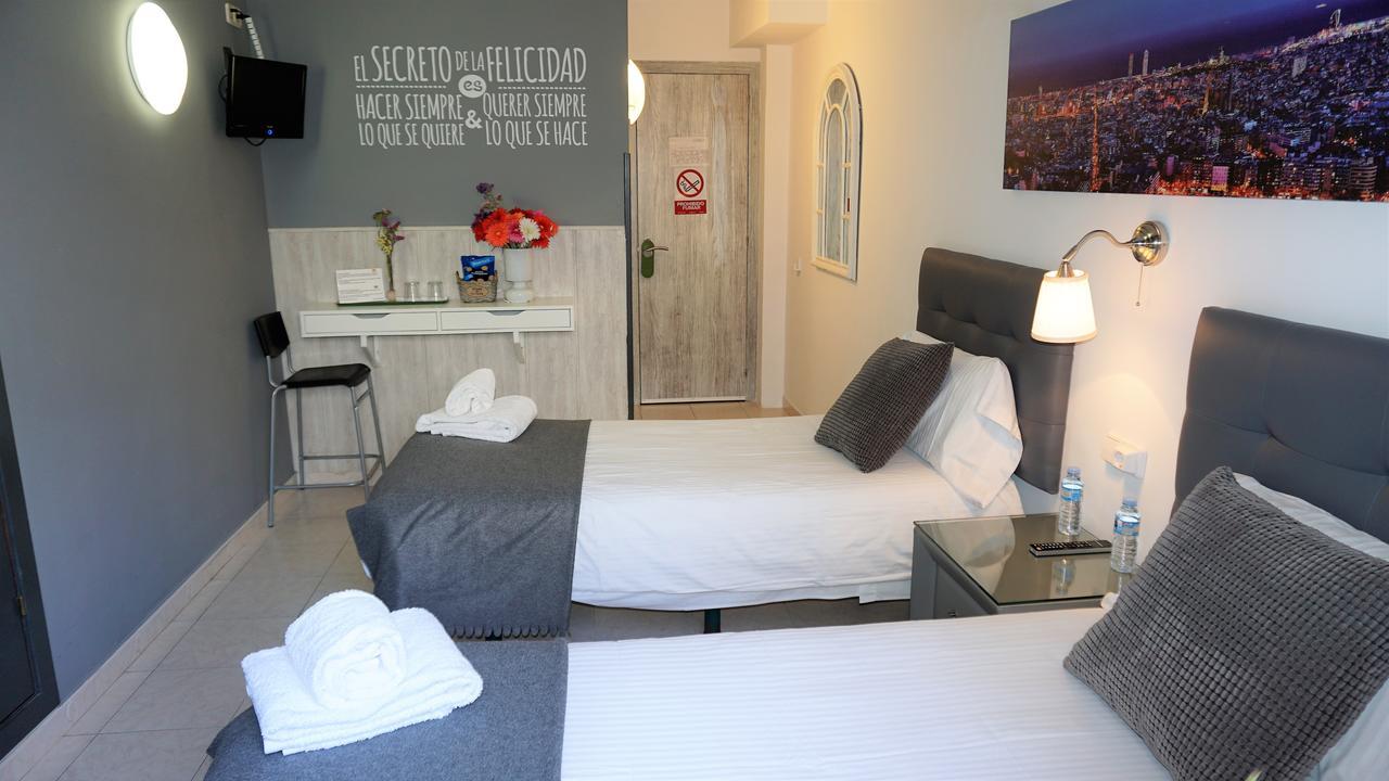 Hostal Lleida Barcelona Bagian luar foto