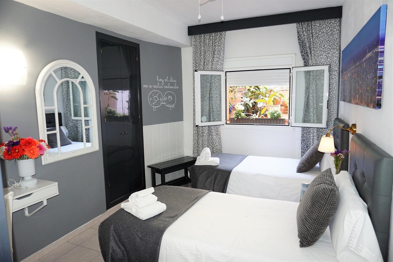 Hostal Lleida Barcelona Bagian luar foto