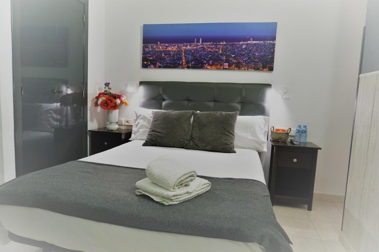 Hostal Lleida Barcelona Bagian luar foto