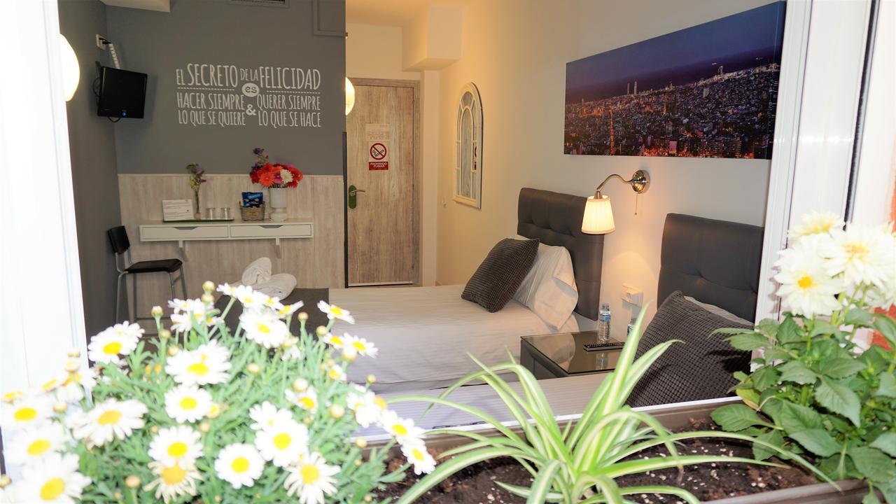 Hostal Lleida Barcelona Bagian luar foto