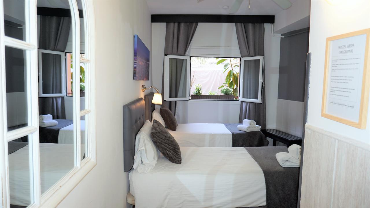 Hostal Lleida Barcelona Bagian luar foto