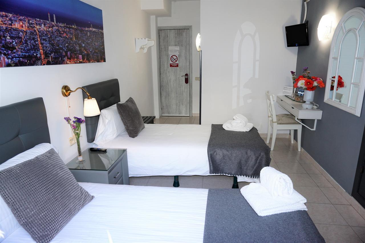 Hostal Lleida Barcelona Bagian luar foto