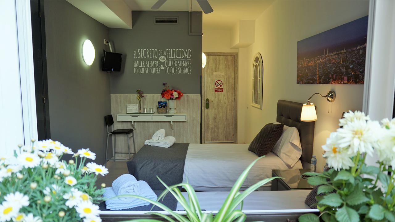Hostal Lleida Barcelona Bagian luar foto