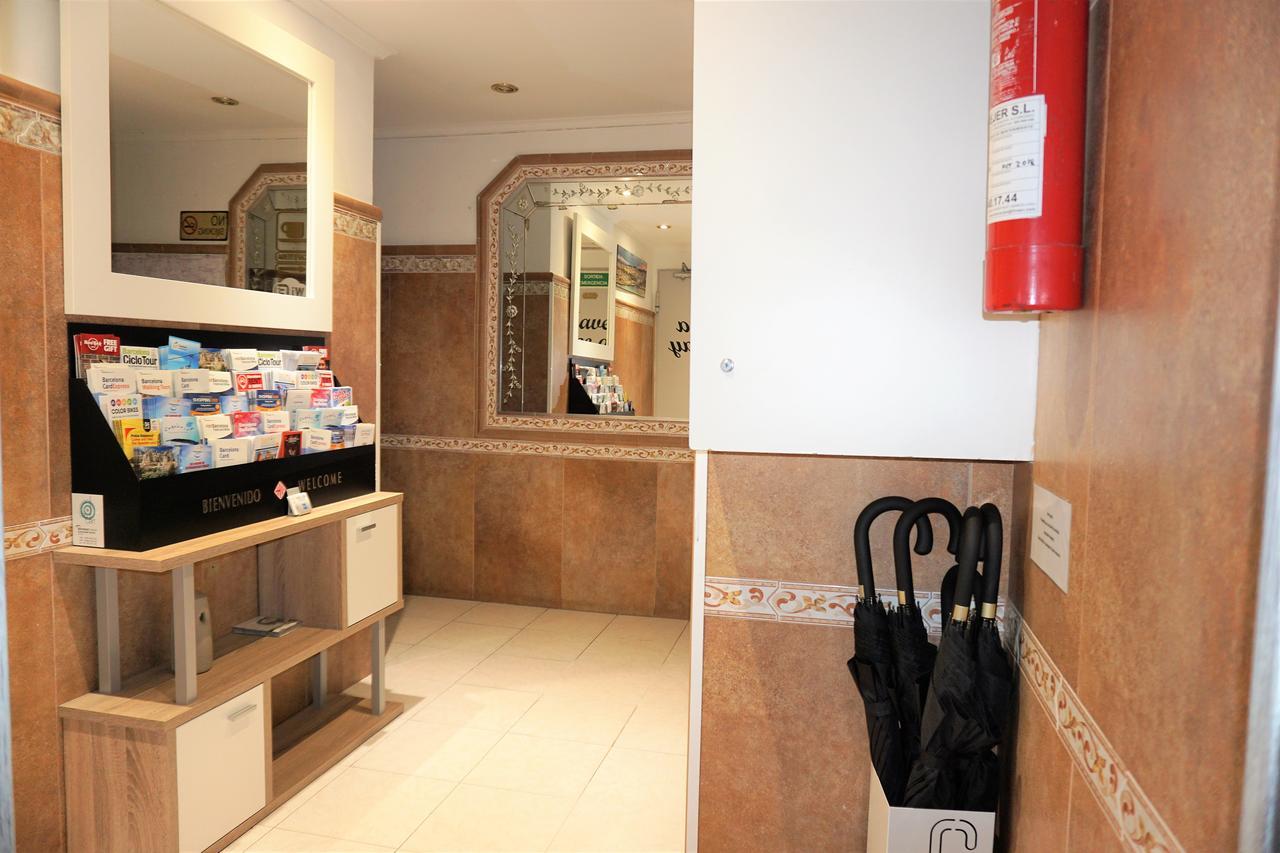 Hostal Lleida Barcelona Bagian luar foto