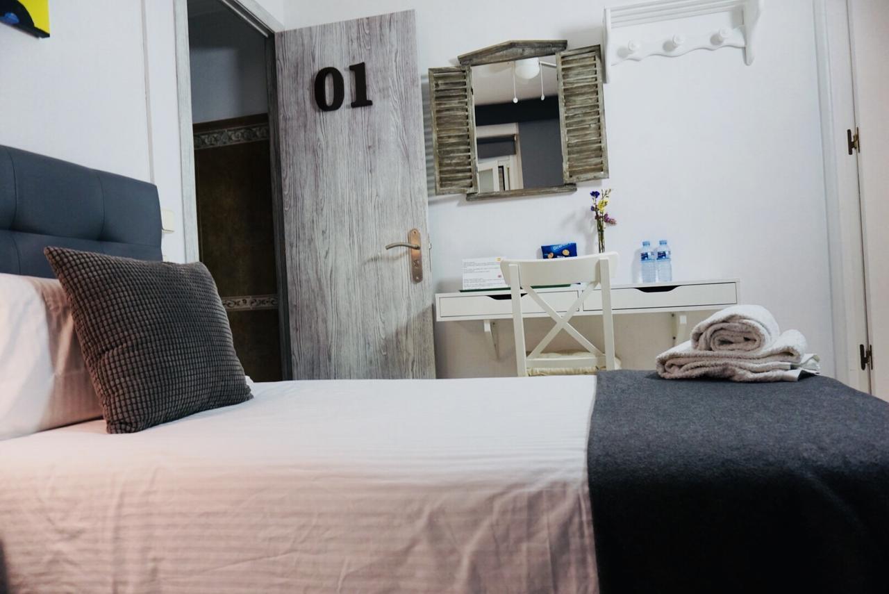 Hostal Lleida Barcelona Bagian luar foto