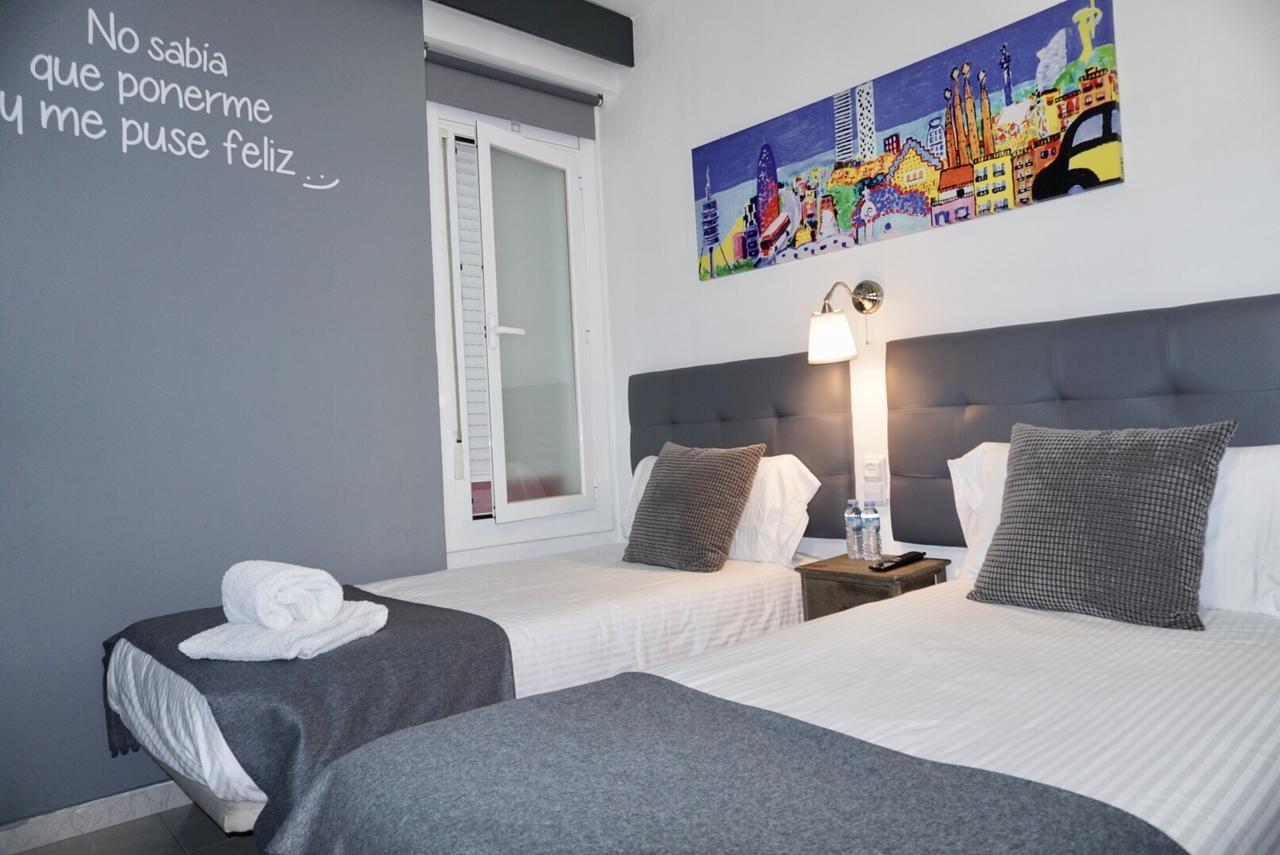 Hostal Lleida Barcelona Bagian luar foto