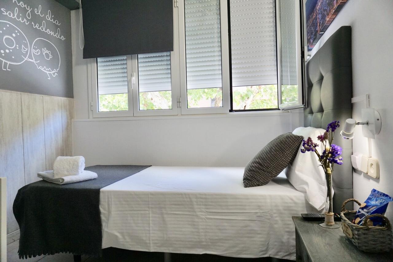 Hostal Lleida Barcelona Bagian luar foto