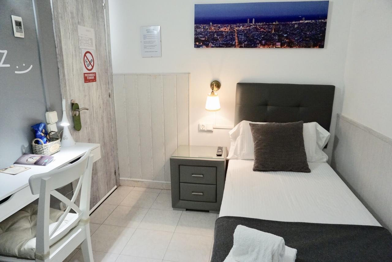 Hostal Lleida Barcelona Bagian luar foto