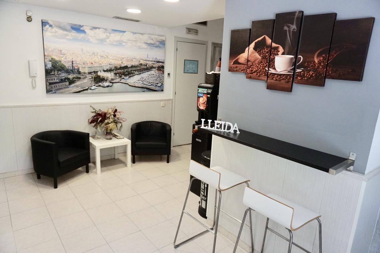 Hostal Lleida Barcelona Bagian luar foto