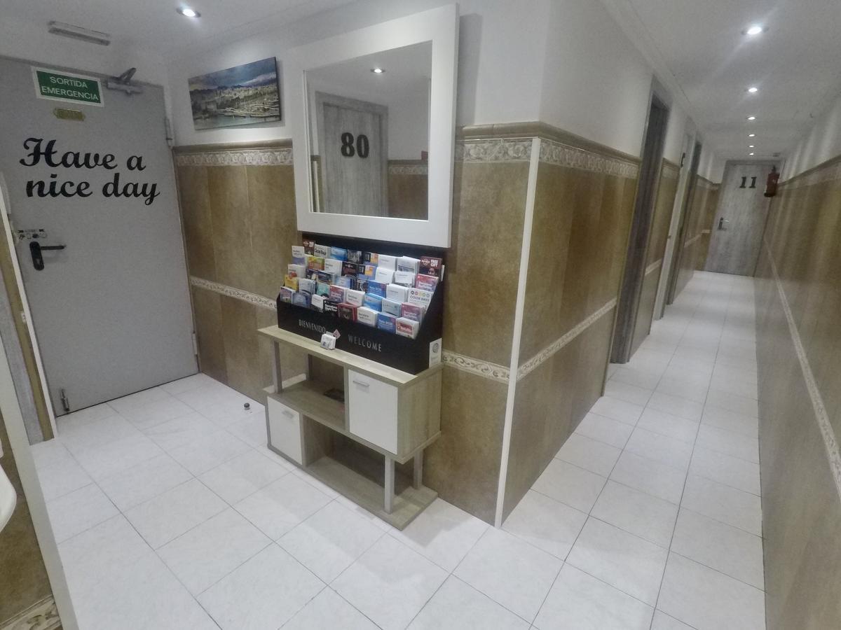 Hostal Lleida Barcelona Bagian luar foto