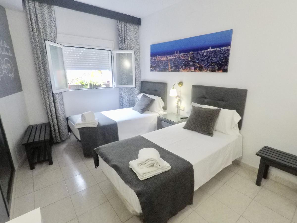Hostal Lleida Barcelona Bagian luar foto